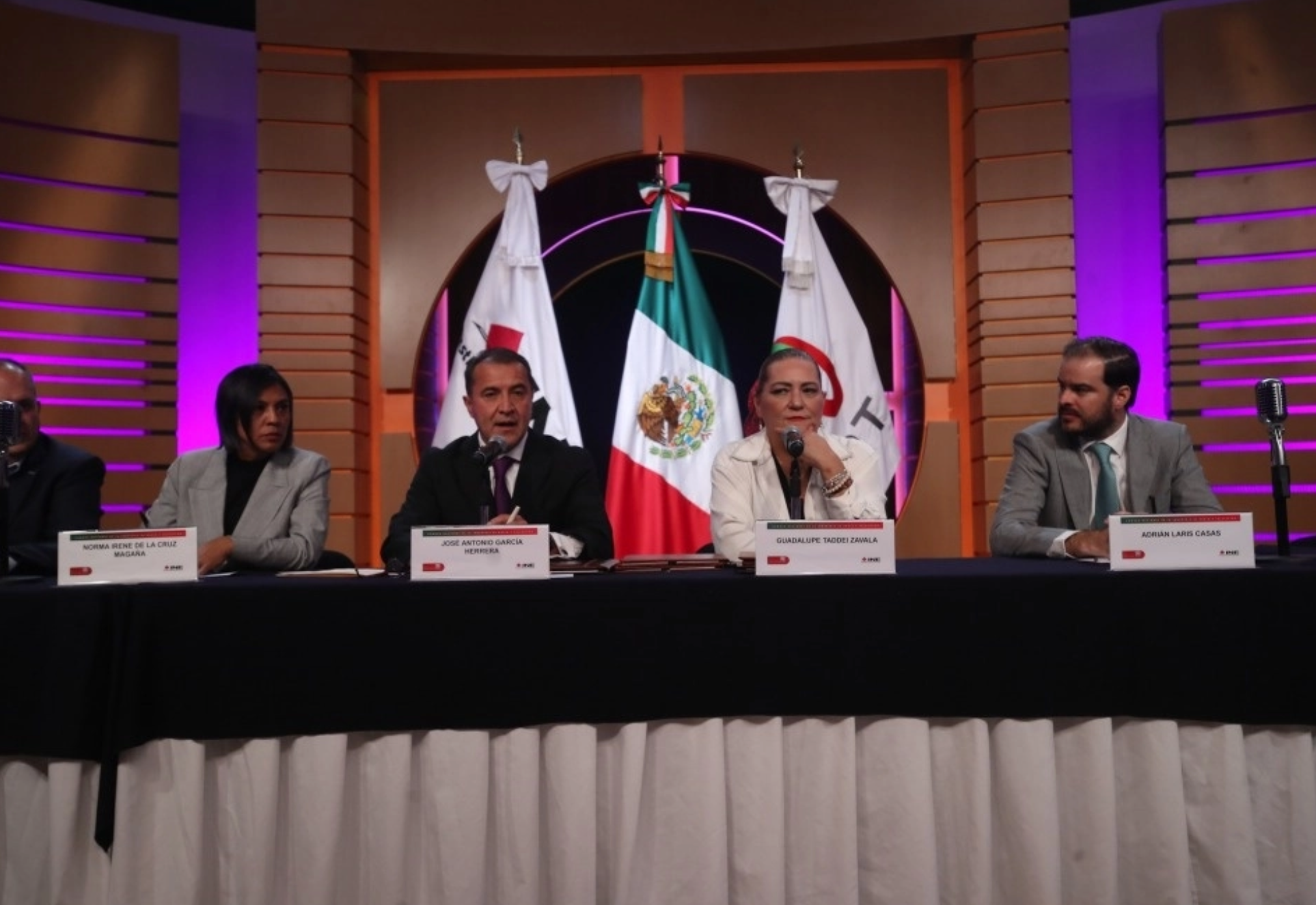 Retrocede medida contra la transmisión de La Hora Nacional 